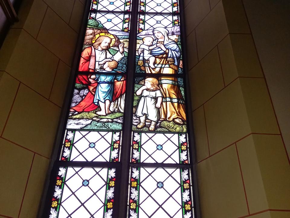 Kirchenfenster Sommeri, Jesus mit Kindern